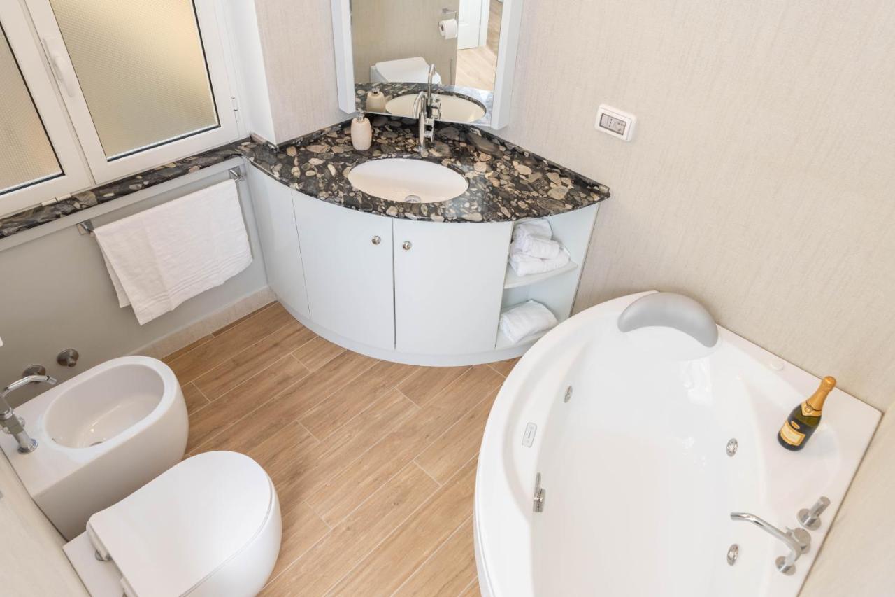 Colosseo Brightful Apartment With Rooftop Rome Bagian luar foto