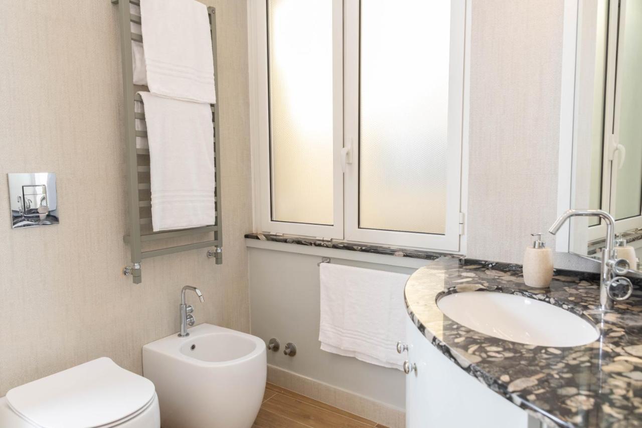 Colosseo Brightful Apartment With Rooftop Rome Bagian luar foto