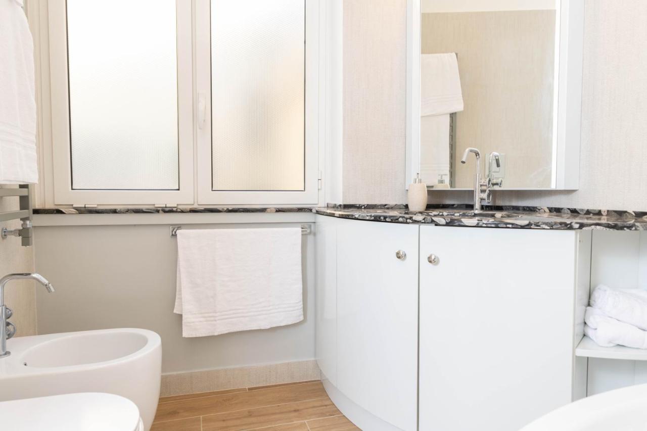 Colosseo Brightful Apartment With Rooftop Rome Bagian luar foto
