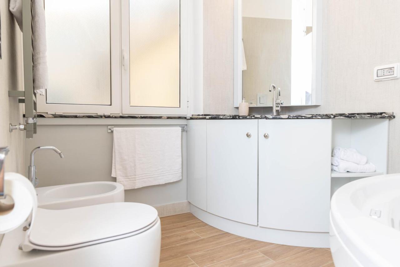 Colosseo Brightful Apartment With Rooftop Rome Bagian luar foto